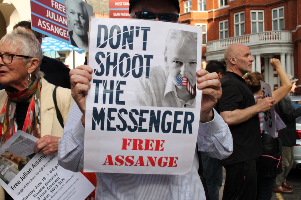 Protestant mit Julian Assange Bild