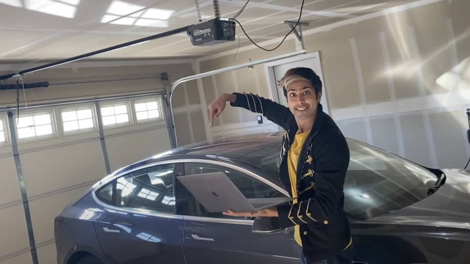 Youtuber Siraj Raval und sein Tesla Model 3 - Quelle: CNBC
﻿