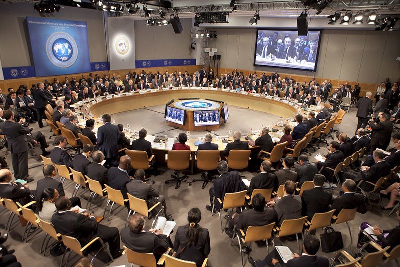 Članovi Međunarodnog monetarnog i finansijskog komiteta slušaju predsjedavajućeg i egipatskog ministra finansija Youssefa Bourtos-Ghalija dok se sastaju 9. oktobra 2010. u sjedištu MMF-a u Washingtonu, DC.