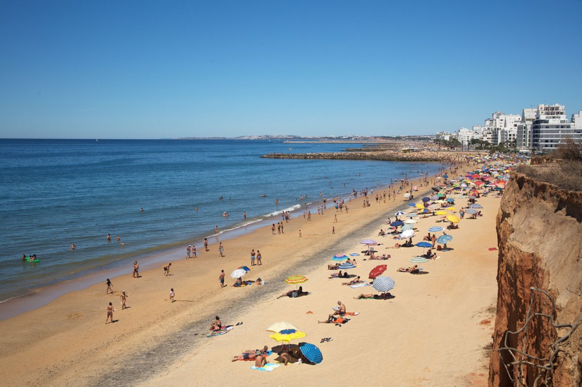 Una foto di Praia do Forte Novo a ovest della città di Quarteira, Algarve, Portogallo.