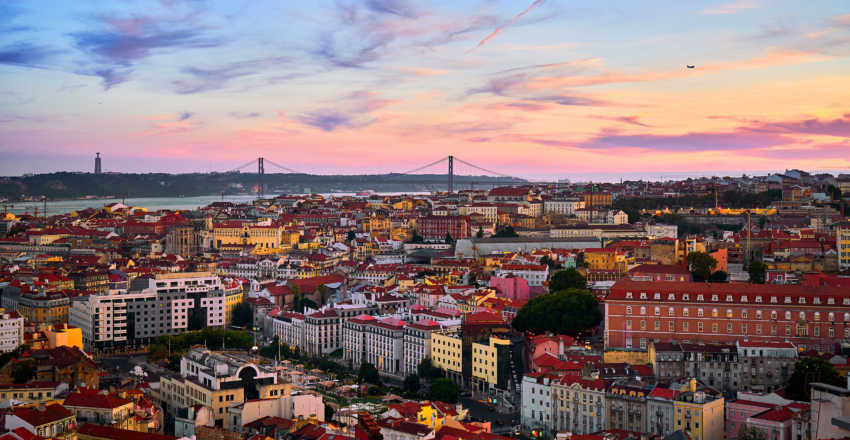 Uno scatto serale dello skyline di Lisbona.