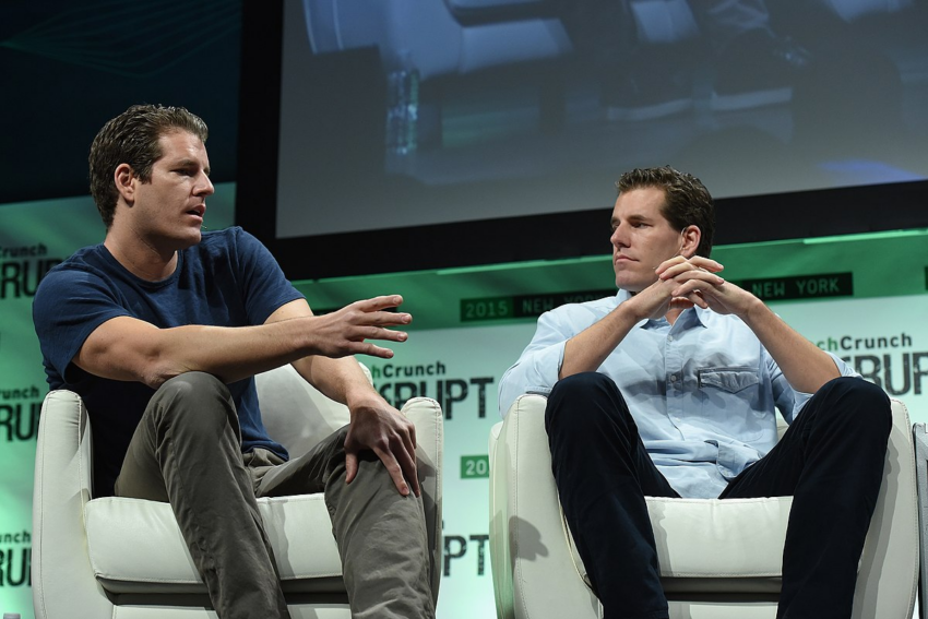 I co-fondatori di Winklevoss Capital, Tyler Winklevoss (L) e Cameron Winklevoss parlano sul palco durante TechCrunch Disrupt NY 2015.